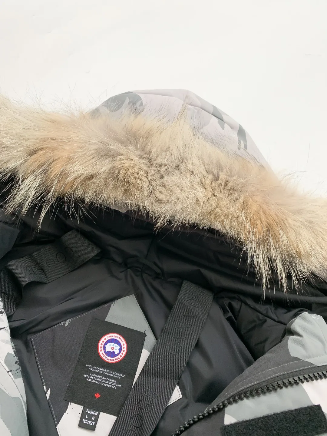 P780 Fake model pictures were taken at home. Colleagues please do not pass them off as stolen pictures! Style number: Y60-🇨🇦CANADA GOOES 24 new styles 08 styles/couple styles Factory direct supply: supplying global purchasing agents, micro-businesses, entities, Tmall, high-end stalls and studio cooperation, free shipping! Canada Goose Expedition Parka 2008 is the same style for men and women. It is mid-length and the most timeless classic. All Arctic and Antarctic scientific expedition teams choose Canada Goose as their cold-proof equipment. It is the Rolls-Royce of down jackets. ➖ Industry-leading anti-counterfeiting chip sensing. ➖ Imported Behringer embroidery machines and customized embroidery labels, the highest level and industry leading. ➖ Imported Korean 21-count polyester-cotton blended original fabric, TC85 waterproof coated fabric, water-repellent, windproof and wear-resistant. ➖ The new national standard 80 white duck down is filled with an average of 520 grams of down. The amount of down filled is industry-leading. ➖ 100% nylon lining with double double-layer sealing design to prevent velvet running, and seamless thread design on the cuffs! ➖ Western Canadian Green Wolf Collar. ➖ Yoshida YKK provides original factory-customized electroplated sliders. YKK two-way lockable zippers are tight and smooth and do not peel off paint. ➖ 3M composite Velcro is durable and the accessories and hardware are all custom-made. Note: Our copywriting is only simple and clear. Instead of bragging about the copywriting, it is better to compare and understand with samples. Only for the purest goose, the most dedicated, the most professional, the highest quality, the highest cost performance! Color: white red blue gray camouflage navy black SIZE:XS-XXL